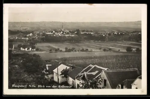 AK Haugsdorf /N.-Oe., Blick von der Kellertrift mit Kirche