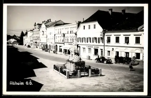 AK Altheim, Hauptplatz mit Geschäften und Denkmal