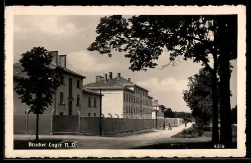 Foto-AK Brucker Lager, Aussenansicht mit Sperrmauer