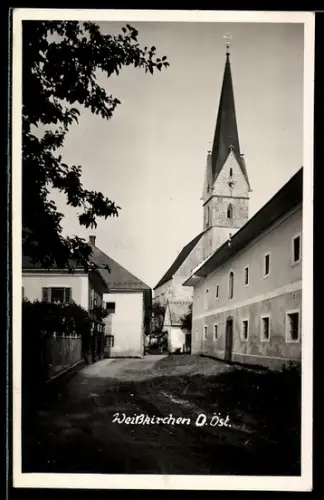 AK Weisskirchen /O.-Öst., Strassenpartie mit Kirche