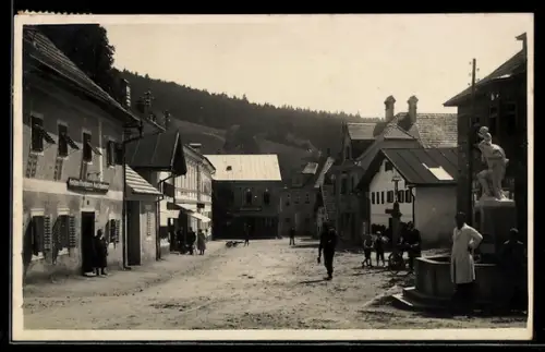 AK Offenhausen /O.Öst., Marktplatz mit Gasthaus, Brunnen und Statue