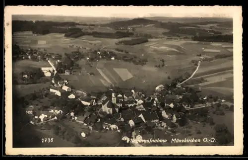 AK Münzkirchen, Fliegeraufnahme, Gesamtansicht mit Kirche u. Feldern
