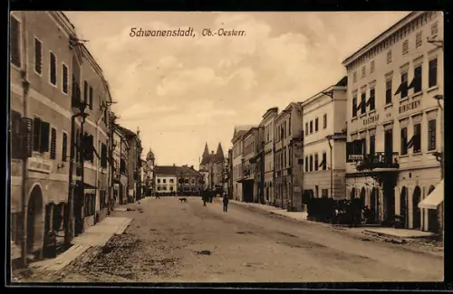 AK Schwanenstadt /Ob. Öst., Strassenpartie mit Gasthof zum Hirschen, Geschäftshäusern und Türmen