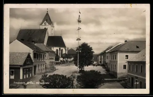 AK Tragwein /O. Ö., Hauptplatz mit Maibaum u. Kirche