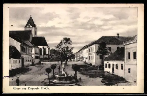 AK Tragwein /O.-Oe., Marktplatz mit Brunnen und Kirche