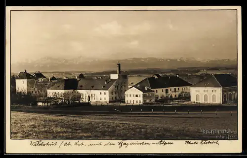 AK St. Pantaleon /Ob. Öst., Wildshut, Ortspanorama mit den Bayerischen Alpen