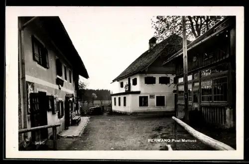 AK Perwang bei Mattsee, Strassenpartie mit Holzgebäude