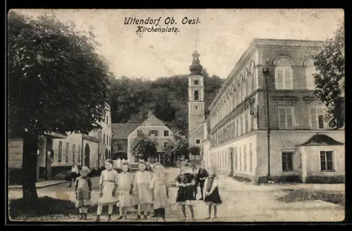 AK Uttendorf /Ob. Oest., Kirchenplatz mit Mädchengruppe