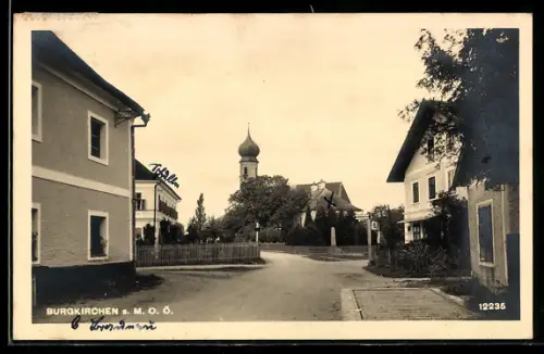 AK Burgkirchen a. M., Strassenpartie mit Kirche