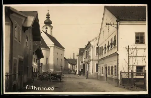 AK Altheim /Ob. Öst., Strasse mit Kirche