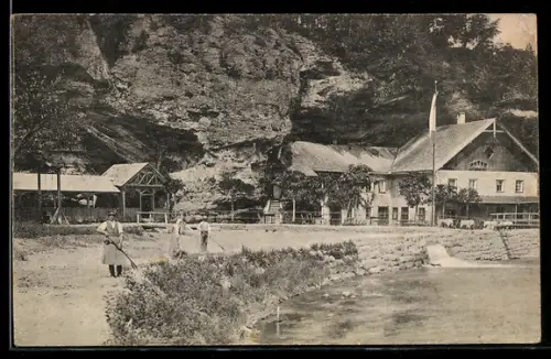 AK Ohlsdorf /O.-Oe., Aurachkirchen, Gasthaus Rabensteinmühle, Uferpartie mit Personen