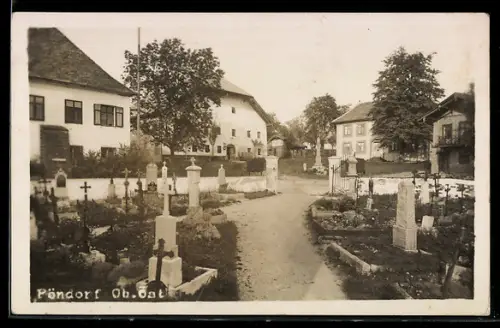 AK Pöndorf /Ob. Öst., Strassenpartie mit Ortsfriedhof und Häusern