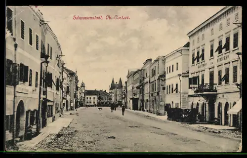 AK Schwanenstadt /Ob.-Oesterr., Strassenansicht mit Gasthof zum Hirschen u. Türmen