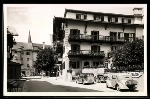 AK Kitzbühel, Hotel Weisses Rössel, Dorfstrasse mit Autos