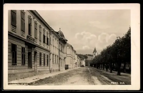 AK Perg /O. D., Strasse mit Baumreihe und Kirche im Hintergrund