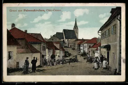 AK Pabneukirchen /Ober-Österr., Strasse mit Kirche u. Anwohnern