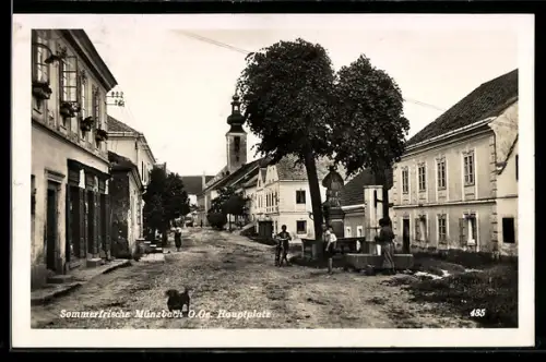 AK Münzbach /O. Ö., Hauptplatz mit Brunnen u. Turm
