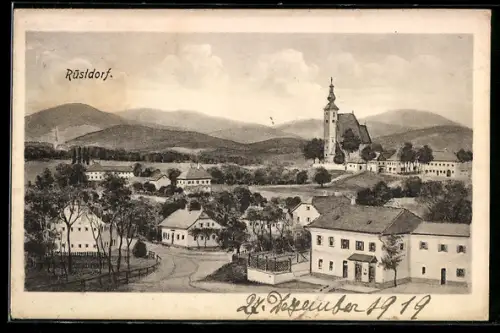 Künstler-AK Rüstorf, Ortsansicht mit Kirche u. Bergpanorama
