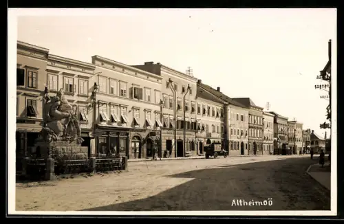 AK Altheim /O. Ö., Hauptplatz mit Brunnen und Geschäftszeile