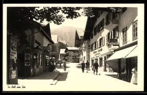 AK Zell am See, Strassenpartie mit Geschäften und Bergpanorama