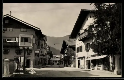 AK Zell am See, Strasse mit Geschäften und Gebirgspanorama