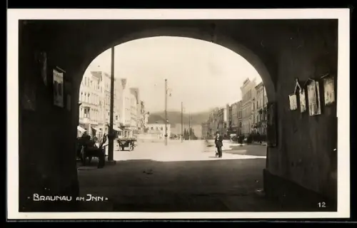 AK Braunau am Inn, Blick durch Torbogen auf Stadtplatz