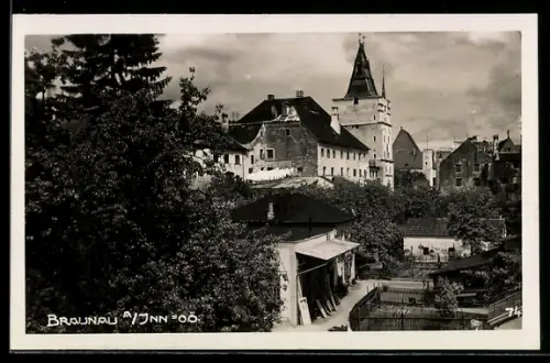 AK Braunau a. Inn, Panorama mit Stadtturm und Häusern