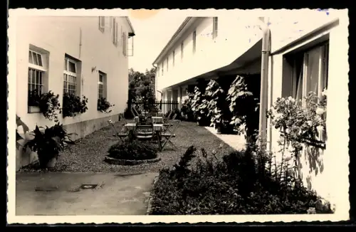 AK Saxen /O. Ö., Gasthof-Innenhof mit Gartenbestuhlung