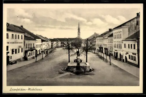 AK Leonfelden /Mühlkreis, Marktplatz mit Brunnen und Kirche