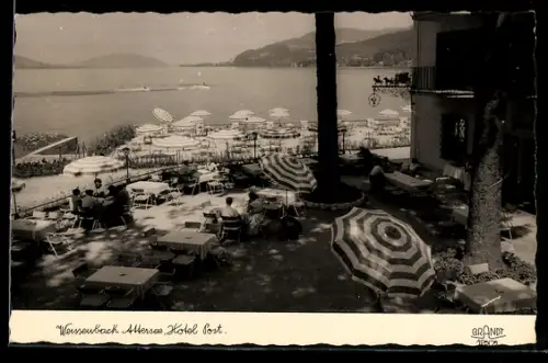 AK Weissenbach am Attersee, Hotel Post, Seeterrasse mit Sonnenschirmen