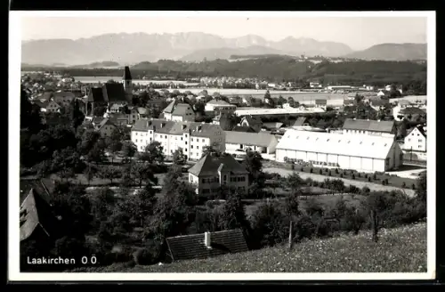AK Laakirchen /O.Ö., Panorama mit Kirche und Bergkulisse