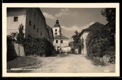 AK Niederwaldkirchen /O.Ö., Dorfstrasse mit Kirche