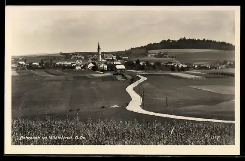 AK Rohrbach im Mühlviertel, Panorama mit Dorf, Kirche und Landstrasse