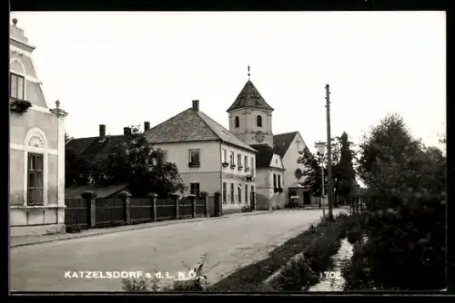 AK Katzelsdorf a. d. L., Dorfstrasse mit Kirche