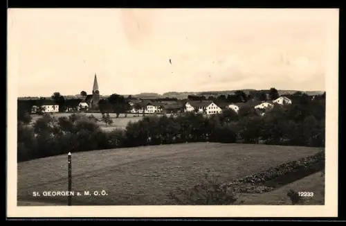 AK Burgkirchen /O.-Oe., St. Georgen an der Mattig, Panorama mit Kirche und Häusern