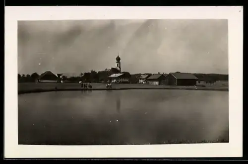 Foto-AK Auerbach, Ortsansicht mit Kirche und Teich
