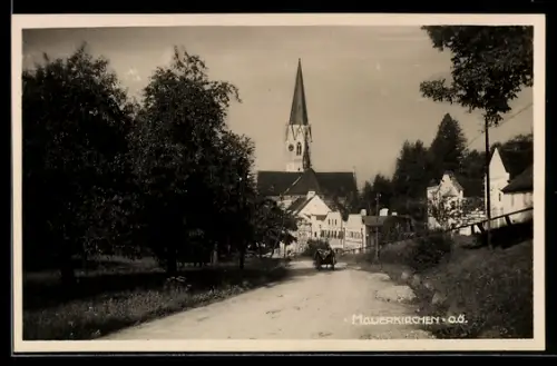 AK Mauerkirchen /Ob. Öst., Strasse mit Kirche