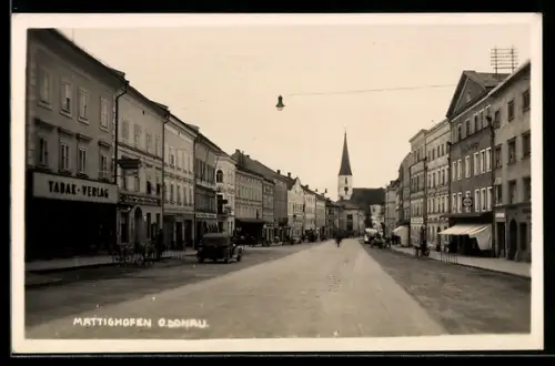 AK Mattighofen /O. Donau, Strasse mit Kirche