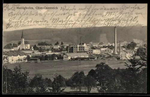 AK Mattighofen /Ob. Öst., Panorama mit Kirche und Fabrikschornstein