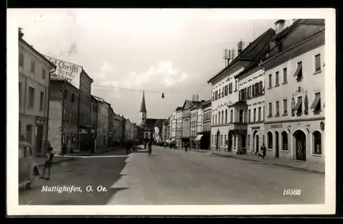 AK Mattighofen /O. Oe., Strassenansicht mit Kirche