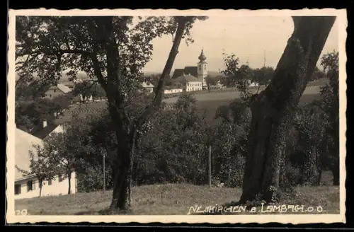 AK Neukirchen a. Lambach, Panorama mit Kirche