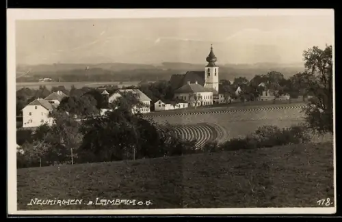 AK Neukirchen a. Lambach, Panorama mit Kirche und Feldern