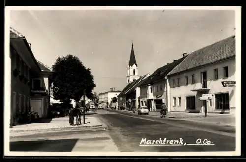 AK Marchtrenk /O. Oe., Strasse mit Kirche