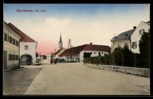AK Marchtrenk /Ob.-Oe., Strasse mit Kirche