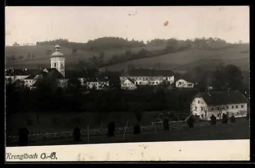 AK Krenglbach /O. Öst., Panorama mit Kirche und Gehöften