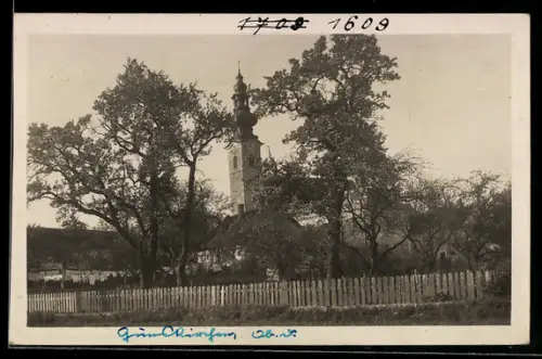 AK Gunskirchen, Kirche mit Zwiebelturm, Bäume und Lattenzaun