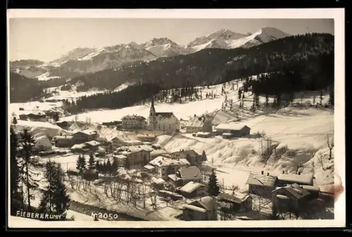 AK Fieberbrunn, Panorama mit Kirche und verschneitem Ortsbild