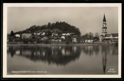 AK Mattsee /Salzburg, Panorama mit Wartstein, Seeufer und Kirche