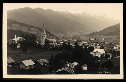 AK Radstadt, Ortspanorama mit Kirche und Gebirgskulisse