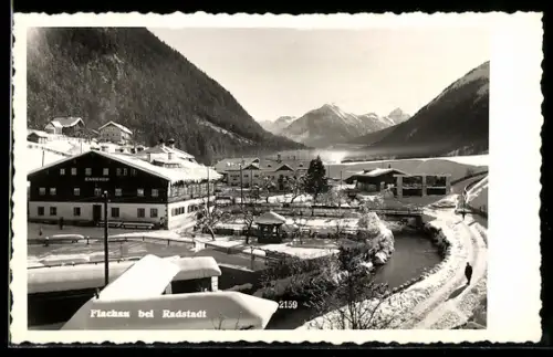 AK Flachau bei Radstadt, Winteransicht mit Bach und Bergpanorama
